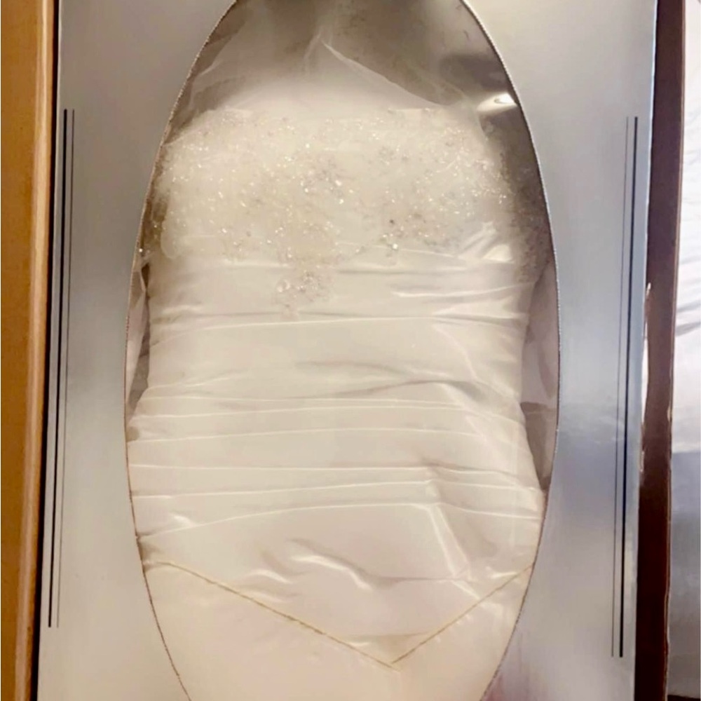 Elegant Strapless Wedding Gown - Picture 7 of 7